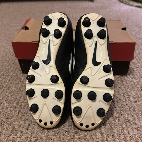 Vintage Nike Woman’s Tiempo Star Soccer Cleats - Picture 7 of 9